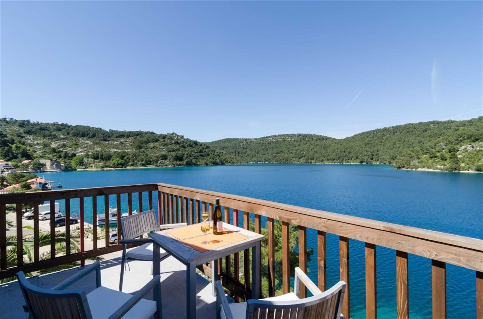 Matana Chano  Neverin One Bedroom Apartment with Balcony and Sea View