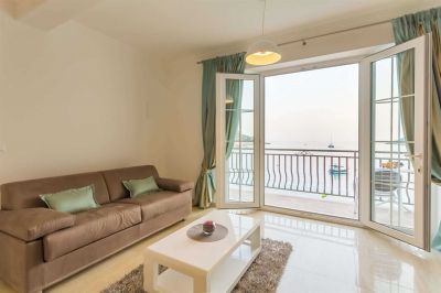 4 - JASMIN LUSH Boutique Pine Tree apartments