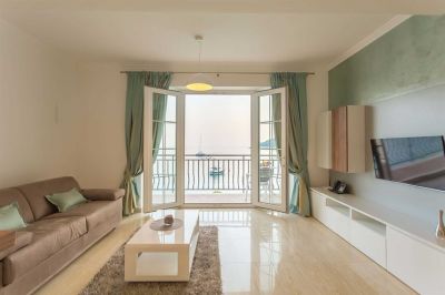 4 - JASMIN LUSH Boutique Pine Tree apartments