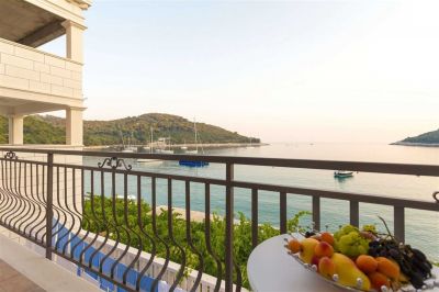 4 - JASMIN LUSH Boutique Pine Tree apartments