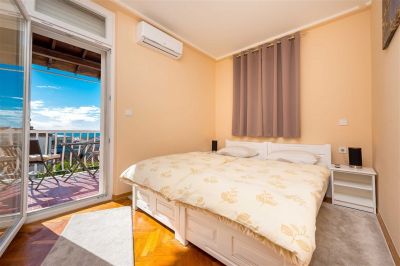 Ivana's Central Suites One Bedroom Apartment with balcony and sea view A2