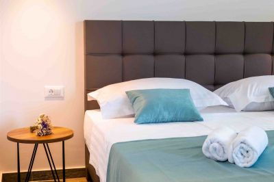 1 - Garden Secret TOP FLOOR - studio apartment - Boutique Pine Tree Apartments