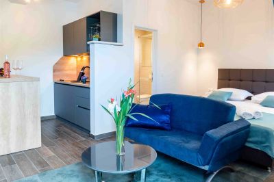 1 - Garden Secret TOP FLOOR - studio apartment - Boutique Pine Tree Apartments