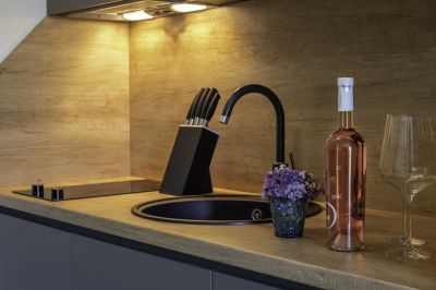 1 - Garden Secret TOP FLOOR - studio apartment - Boutique Pine Tree Apartments