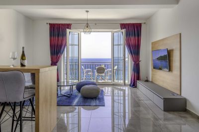 4 - Jasmin Lush TOP FLOOR - one bedroom apartment Boutique Pine Tree Apartments