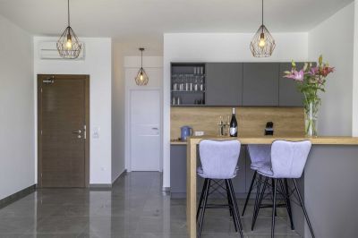 4 - Jasmin Lush TOP FLOOR - one bedroom apartment Boutique Pine Tree Apartments