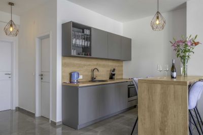 4 - Jasmin Lush TOP FLOOR - one bedroom apartment Boutique Pine Tree Apartments