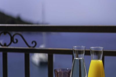 4 - Jasmin Lush TOP FLOOR - one bedroom apartment Boutique Pine Tree Apartments