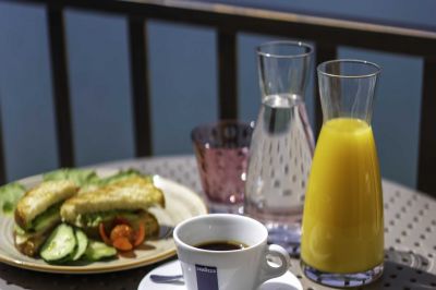 4 - Jasmin Lush TOP FLOOR - one bedroom apartment Boutique Pine Tree Apartments