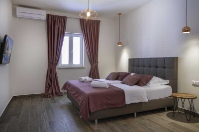 4 - Jasmin Lush TOP FLOOR - one bedroom apartment Boutique Pine Tree Apartments