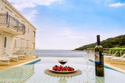 5 - Precious Moments TOP FLOOR - Boutique Pine Tree Apartments