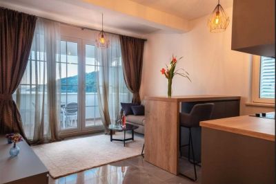 5 - Precious Moments TOP FLOOR - Boutique Pine Tree Apartments