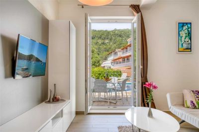 5 - Precious Moments TOP FLOOR - Boutique Pine Tree Apartments