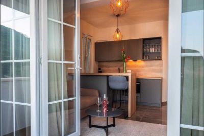 5 - Precious Moments TOP FLOOR - Boutique Pine Tree Apartments