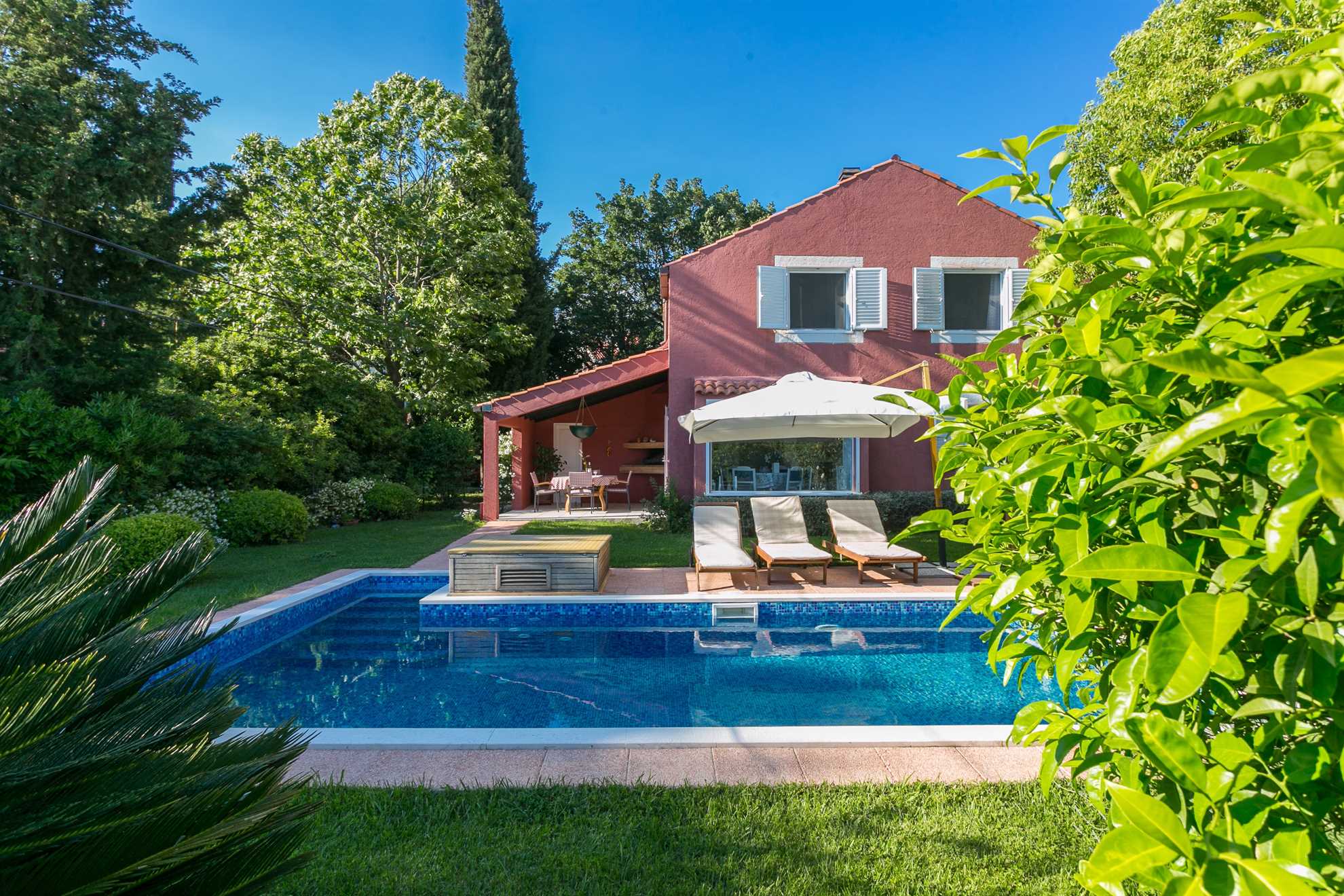 Stunning Red Cottage with pool